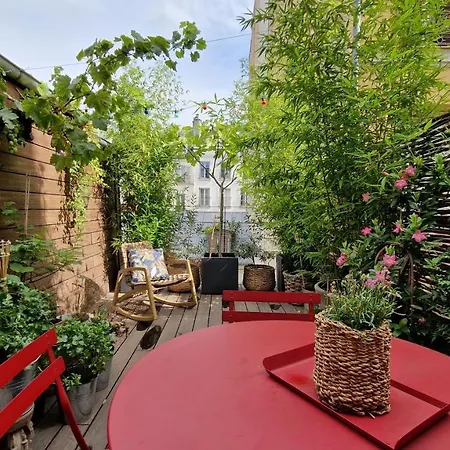 Villa Rooftop Garden In