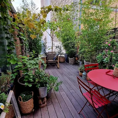 Villa Rooftop Garden In